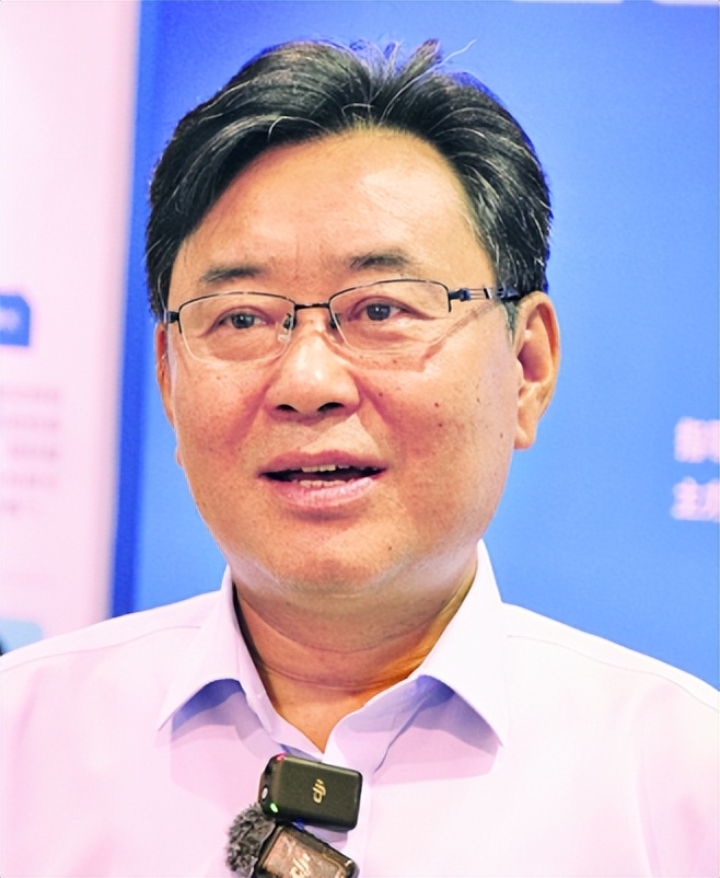 1754720687156868.jpg 4-青島國(guó)信集團(tuán)黨委副書(shū)記,青島海洋集團(tuán)黨委副書(shū)記、董事長(zhǎng) 鄧友成.jpg